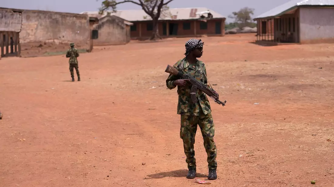 Nigerianische Soldaten patrouillieren an der LEA Primary and Secondary School Kuriga, wo die Schüler entführt wurden. - Bild: Sunday Alamba/AP/dpa