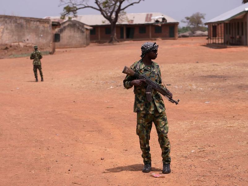 Nigerianische Soldaten patrouillieren an der LEA Primary and Secondary School Kuriga, wo die Schüler entführt wurden. - Foto: Sunday Alamba/AP/dpa