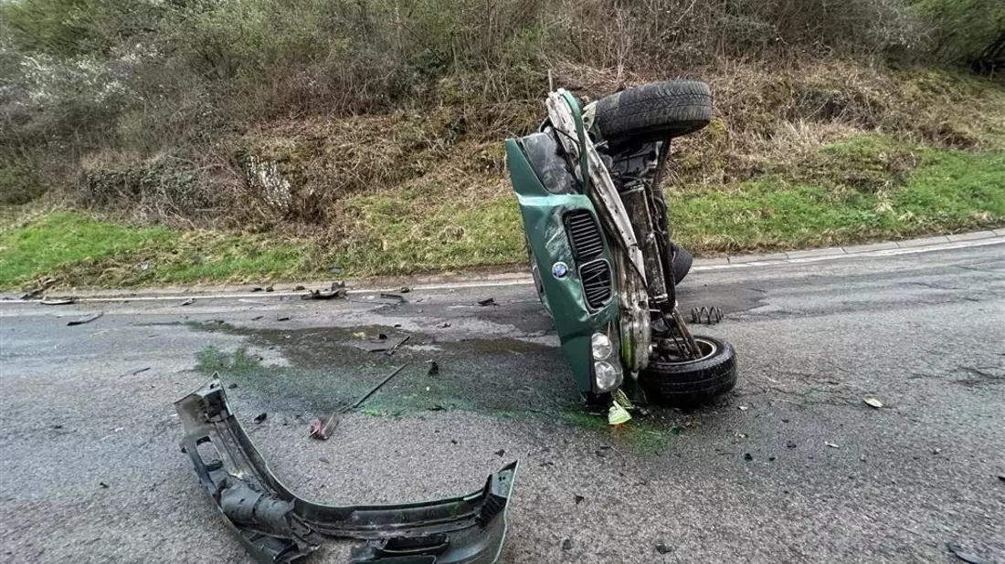 POL-PDKL: Pkw überschlägt sich, Fahrer verletzt - Bild: presseportal.de