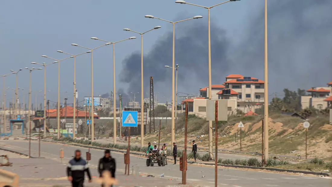 Palästinenser fliehen vor israelischen Luftangriffen aus Gaza-Stadt. - Bild: Rizek Abdeljawad/XinHua/dpa