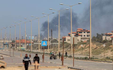 Ruinen von Gebäuden, die bei israelischen Angriffen im zentralen Gazastreifen zerstört wurden. - Foto: Rizek Abdeljawad/XinHua/dpa