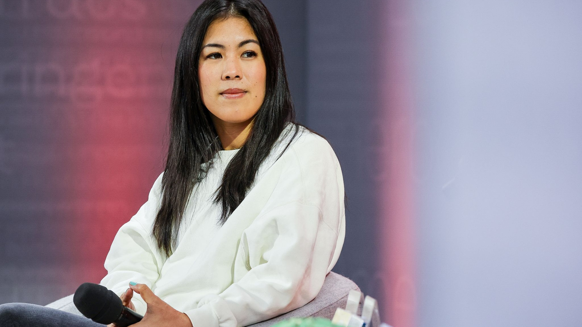 Wissenschaftsthemen für Kinder aufbereitet - Mai Thi Nguyen-Kim stellt auf der Buchmesse ihre Reihe «BiBiBiber hat da mal 'ne Frage» vor. - Foto: Jan Woitas/dpa