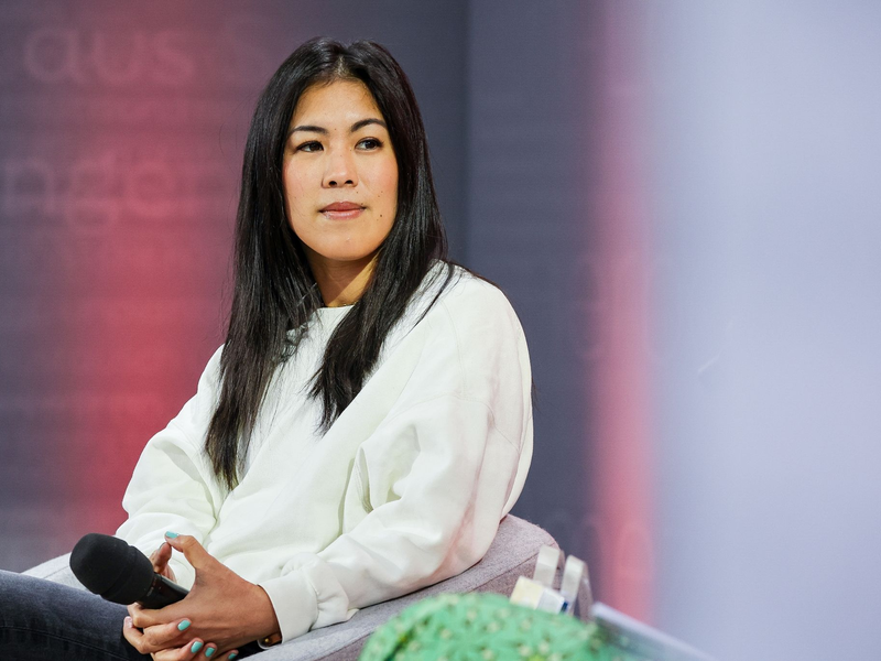 Wissenschaftsthemen für Kinder aufbereitet - Mai Thi Nguyen-Kim stellt auf der Buchmesse ihre Reihe «BiBiBiber hat da mal 'ne Frage» vor. - Foto: Jan Woitas/dpa