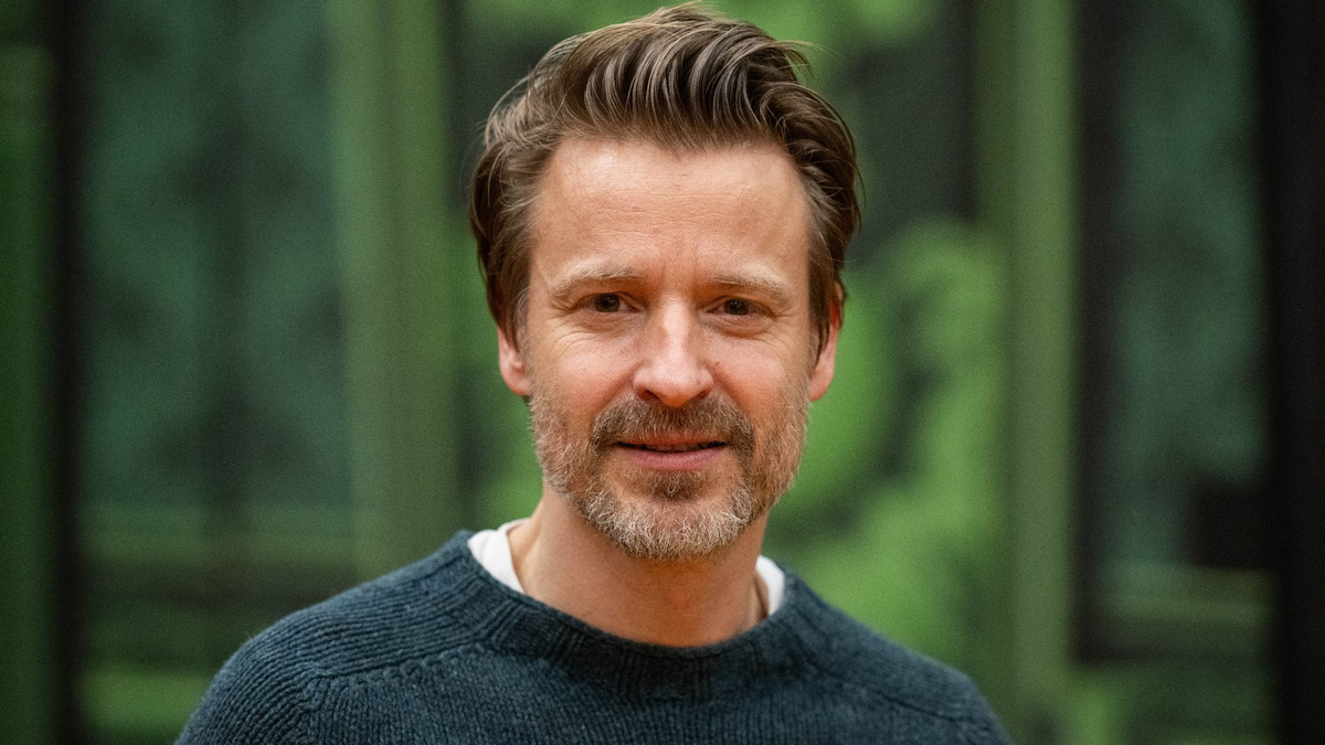 Max von Pufendorf, Schauspieler, steht vor einer Theaterkulisse vom Stück «Cluedo» auf der Probebühne der Komödie am Kurfürstendamm im Theater am Potsdamer Platz. - Foto: Christophe Gateau/dpa