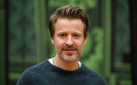 Max von Pufendorf, Schauspieler, steht vor einer Theaterkulisse vom Stück «Cluedo» auf der Probebühne der Komödie am Kurfürstendamm im Theater am Potsdamer Platz. - Foto: Christophe Gateau/dpa Max von Pufendorf, Schauspieler, steht vor einer Theaterkulisse vom Stück «Cluedo» auf der Probebühne der Komödie am Kurfürstendamm im Theater am Potsdamer Platz. - Foto: Christophe Gateau/dpa