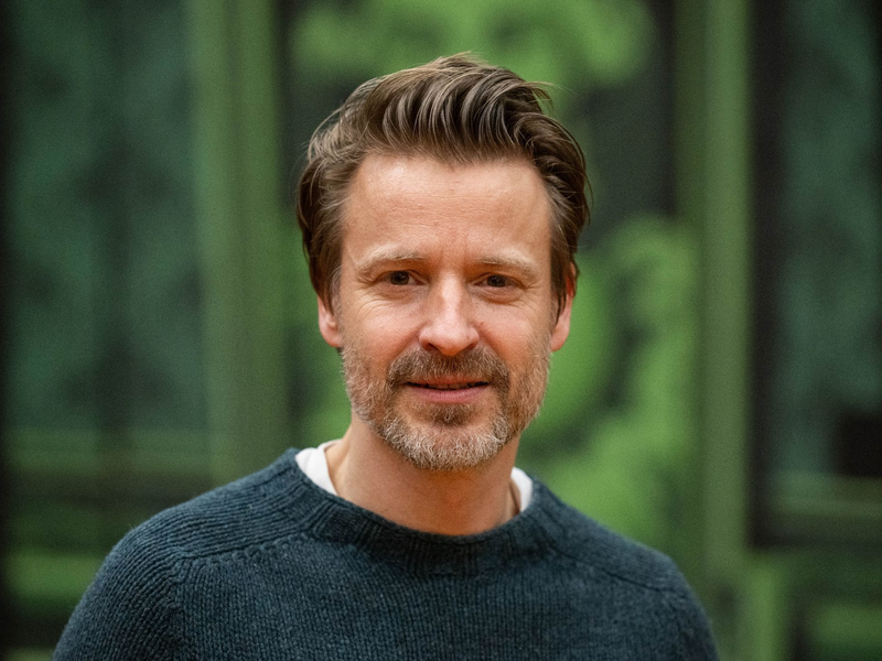 Max von Pufendorf, Schauspieler, steht vor einer Theaterkulisse vom Stück «Cluedo» auf der Probebühne der Komödie am Kurfürstendamm im Theater am Potsdamer Platz. - Foto: Christophe Gateau/dpa