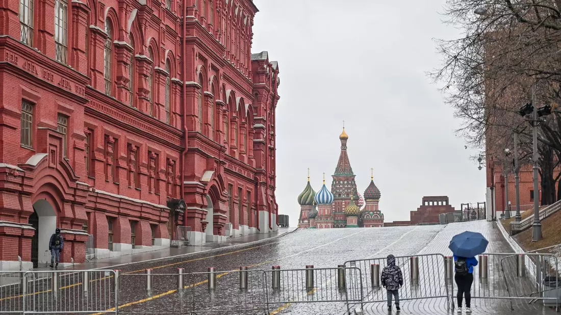 Der Rote Platz ist nach dem Anschlag in Moskau abgesperrt. - Bild: Cao Yang/XinHua/dpa