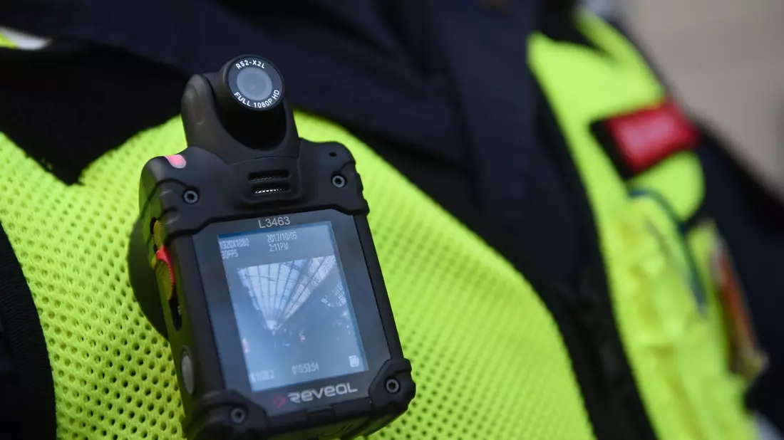 Mehr Sicherheit durch Bodycams - das ist die Devise der Deutschen Bahn im Nahverkehr. - Bild: Henning Kaiser/dpa