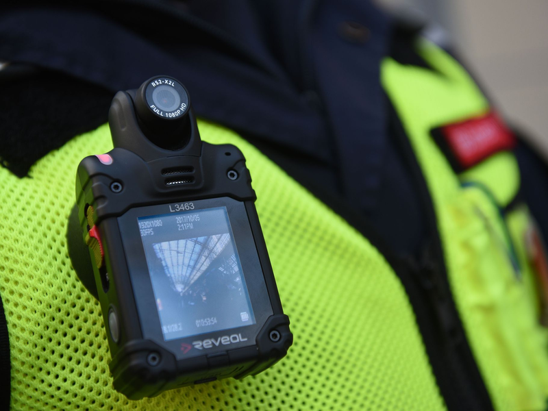Mehr Sicherheit durch Bodycams - das ist die Devise der Deutschen Bahn im Nahverkehr. - Foto: Henning Kaiser/dpa