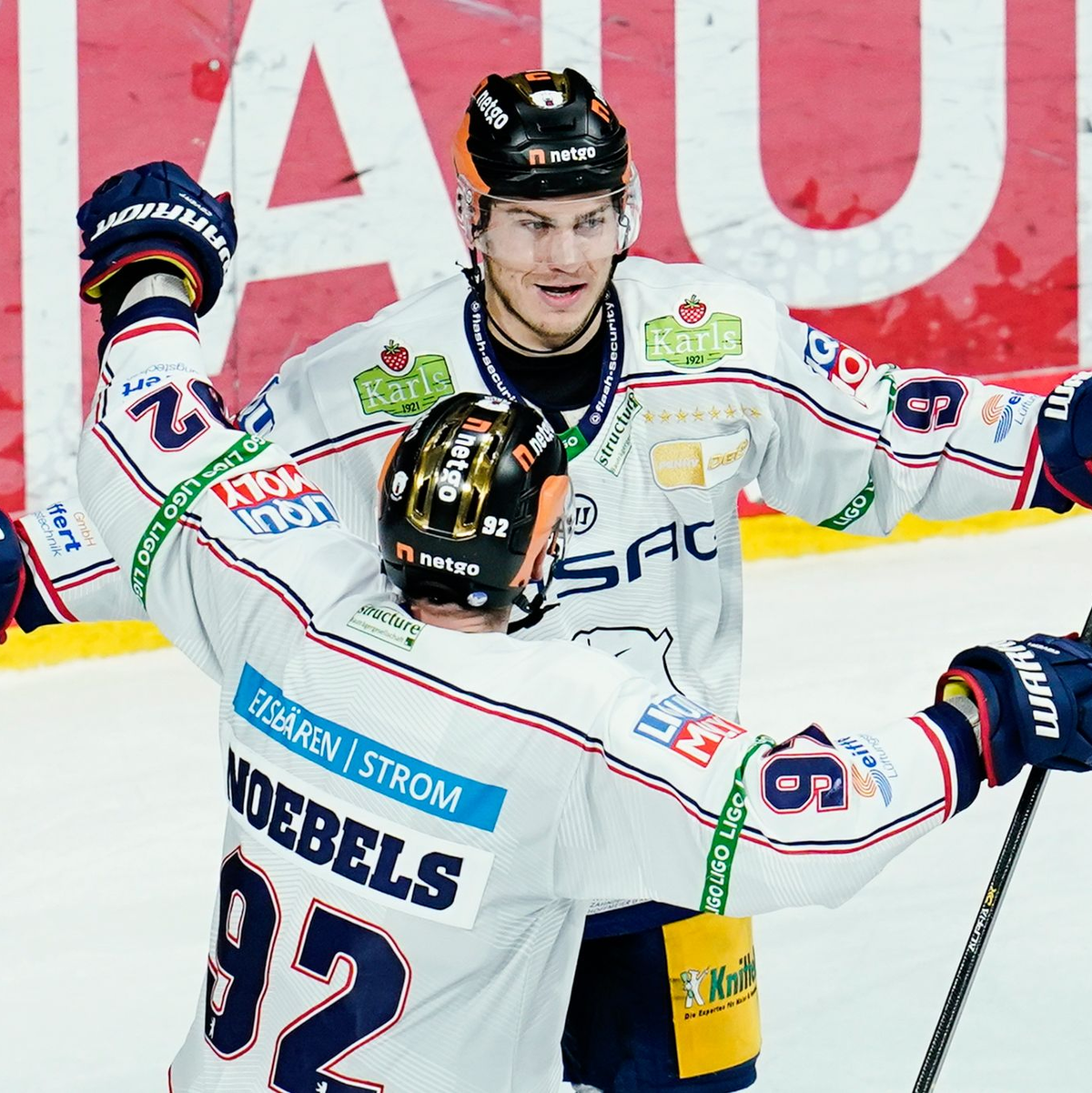Die Eisbären Berlin haben erneut gegen Mannheim gewonnen. - Foto: Uwe Anspach/dpa
