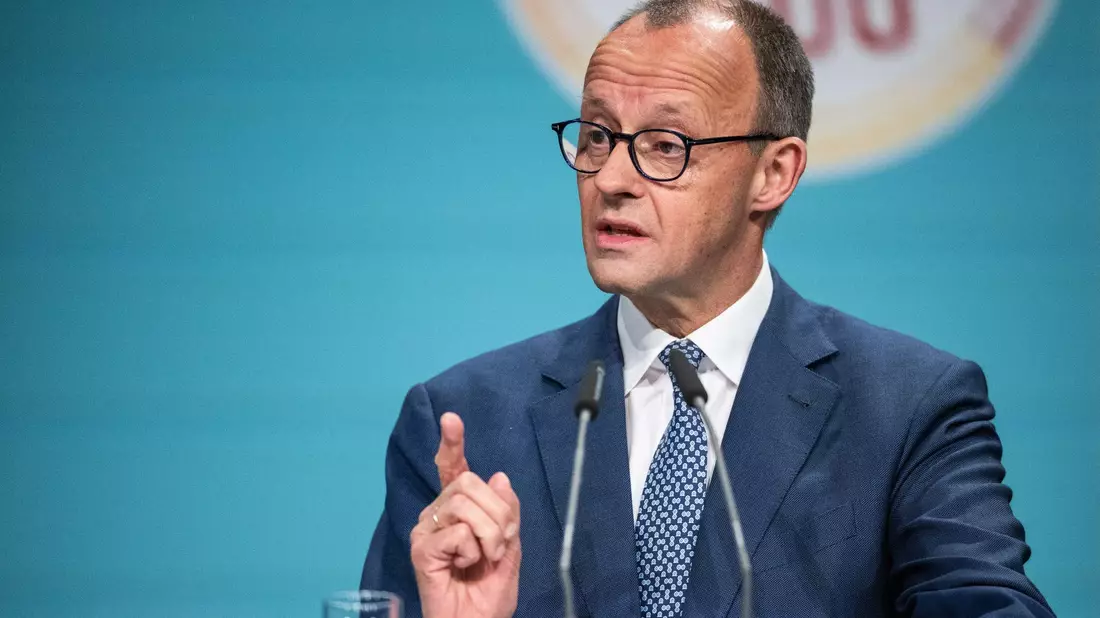 Friedrich Merz, Kanzlerkandidat der Union, fordert schon lange einen härteren Kurs in der Migrationspolitik (Archivbild). - Bild: Hannes P Albert/dpa