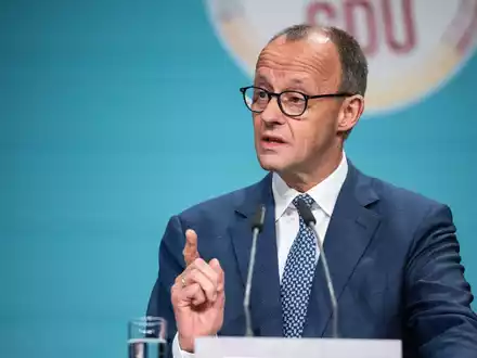Friedrich Merz möchte sich von den 1001 Delegierten zum ersten Mal im Amt bestätigen lassen. - Foto: Hannes P Albert/dpa