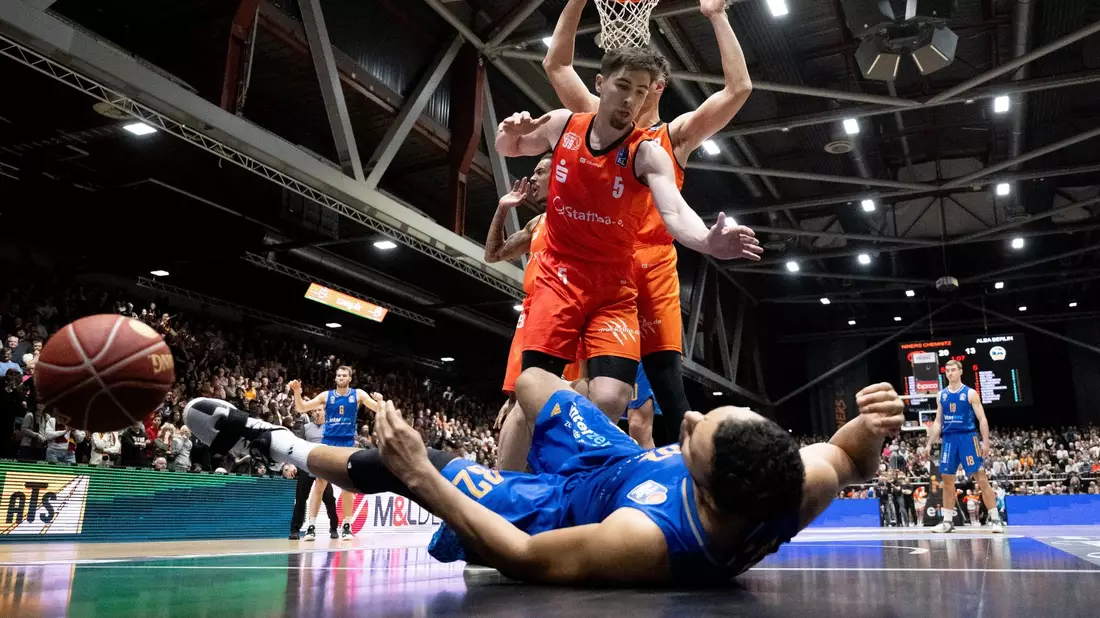 Mit 25 Punkten Albas Topscorer beim 96:85 in Chemnitz: Sterling Brown (r). - Bild: Hendrik Schmidt/dpa