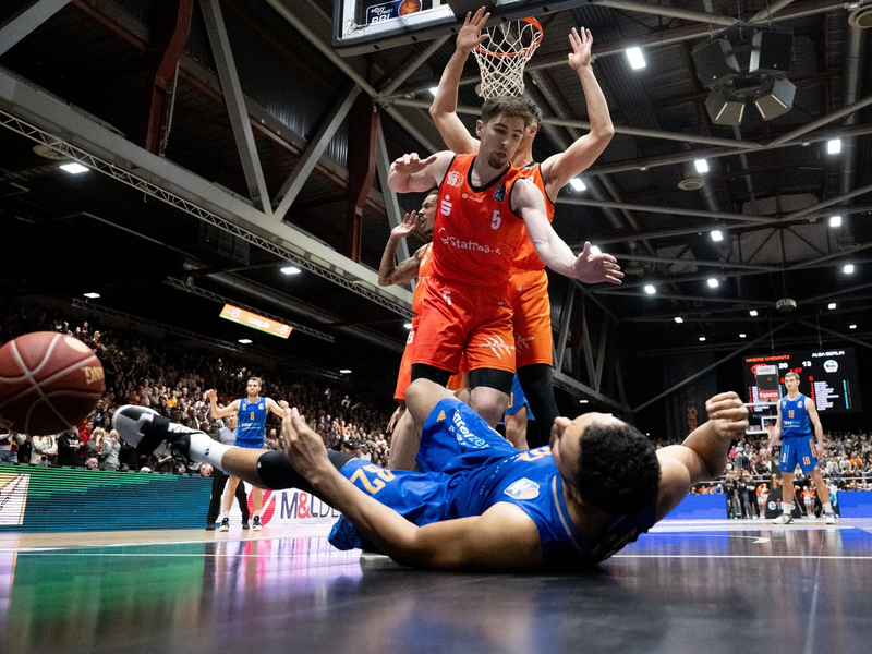 Mit 25 Punkten Albas Topscorer beim 96:85 in Chemnitz: Sterling Brown (r). - Foto: Hendrik Schmidt/dpa