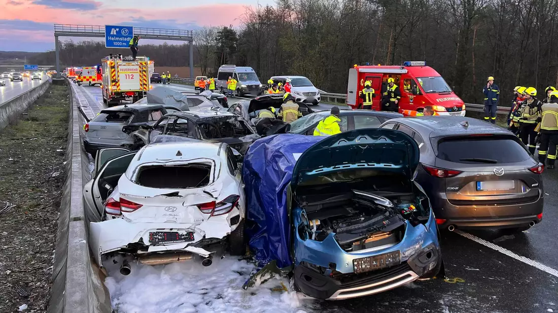 Mehrere Fahrzeuge stehen nach der Massenkarambolage teils stark beschädigt an der Unfallstelle. - Bild: Merzbach/News5/dpa