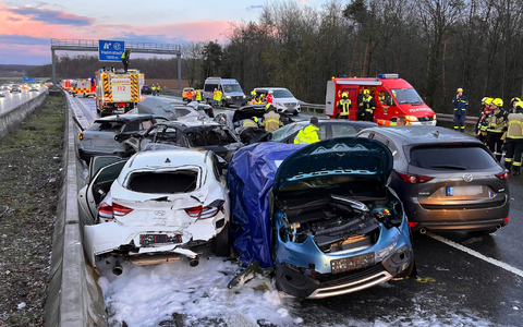 Mehrere Fahrzeuge stehen nach der Massenkarambolage teils stark beschädigt an der Unfallstelle. - Foto: Merzbach/News5/dpa