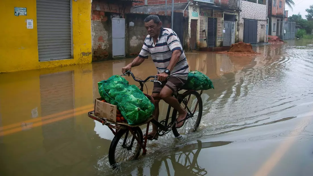 Schwerer Regen hat in Teilen Brasiliens zu Überschwemmungen, Sturzfluten und Erdrutschen geführt. - Bild: Bruna Prado/AP/dpa