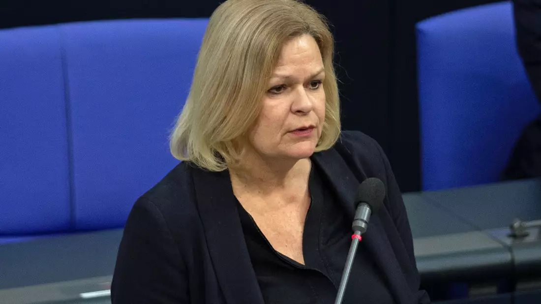 Der Grünen-Politiker, Marcel Emmerich, unterstützt Bemühungen der Bundesinnenministerin für eine Reform des Waffenrechts. (Archivbild) - Bild: Jonathan Penschek/dpa