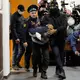 Ein Tatverdächtiger wird von Polizisten und FSB-Beamten im Basmanny-Bezirksgericht eskortiert. - Bild: Alexander Zemlianichenko/AP