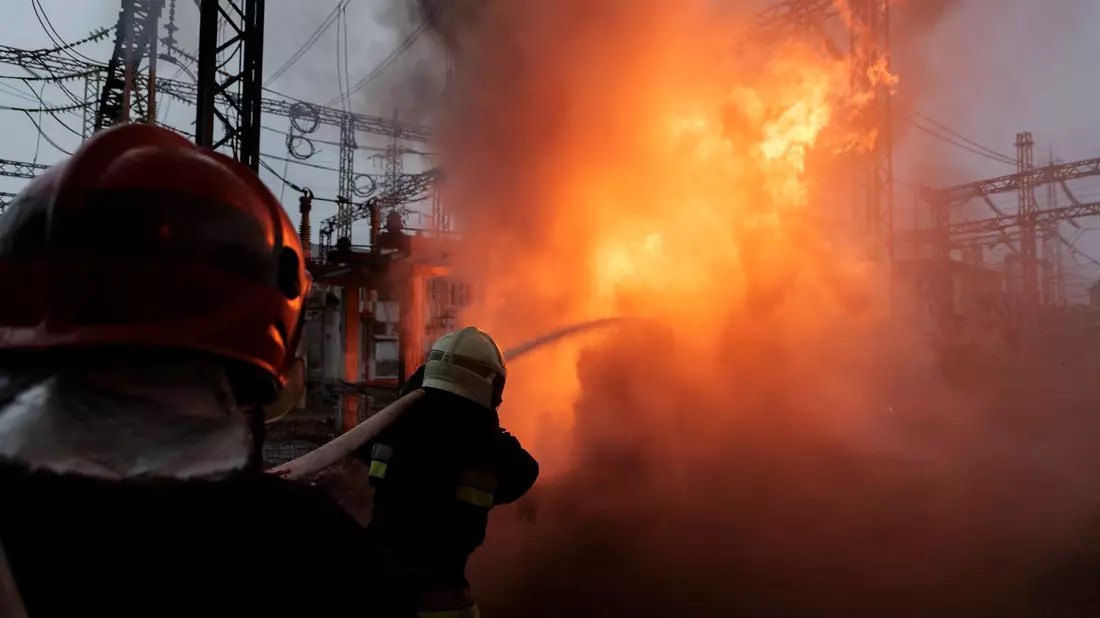 Angriffe auf Energieanlagen in der Region Charkiw führten zu Stromausfällen. - Bild: Yakiv Liashenko/AP/dpa