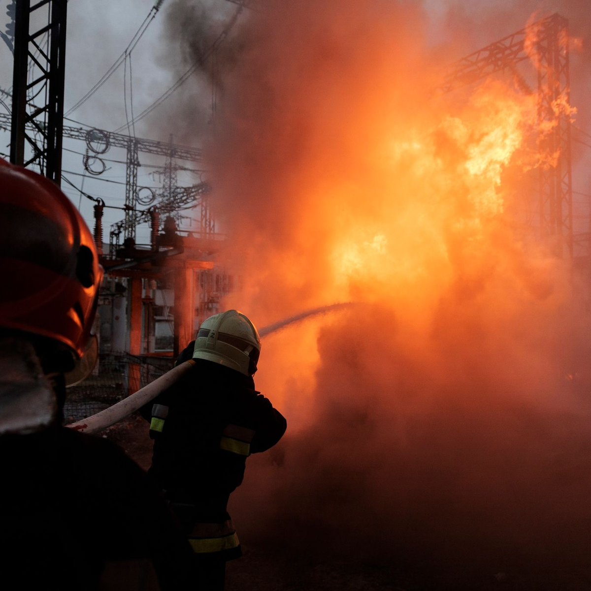 Angriffe auf Energieanlagen in der Region Charkiw führten zu Stromausfällen. - Foto: Yakiv Liashenko/AP/dpa