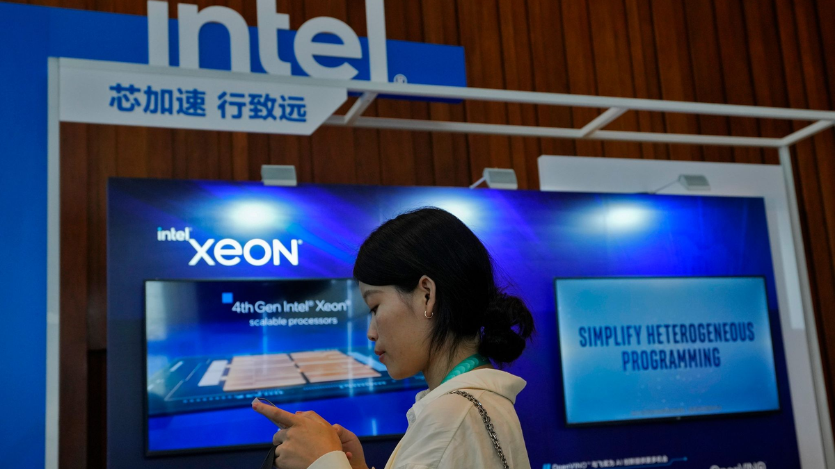 Ein Intel-Stand in Peking wirbt während einer Messe für Xeon-Chips. - Foto: Andy Wong/AP/dpa