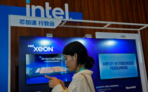 Ein Intel-Stand in Peking wirbt während einer Messe für Xeon-Chips. - Foto: Andy Wong/AP/dpa