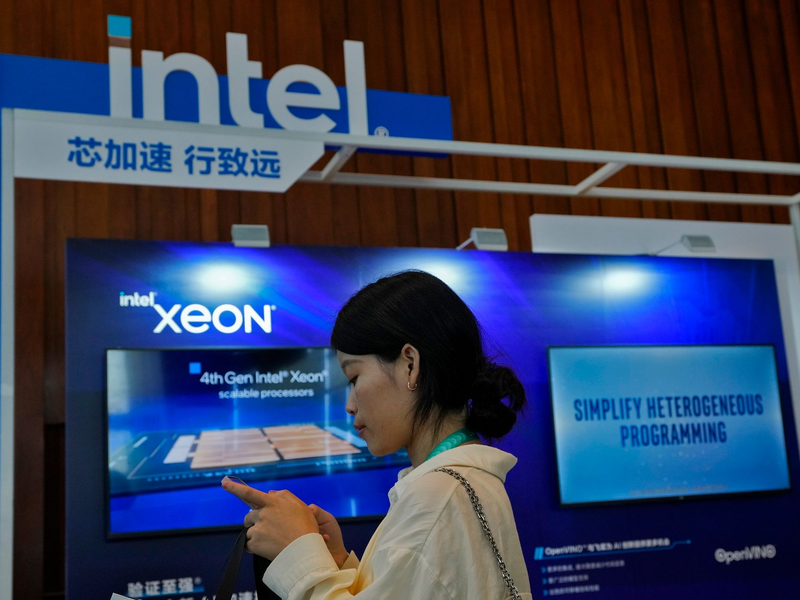 Ein Intel-Stand in Peking wirbt während einer Messe für Xeon-Chips. - Foto: Andy Wong/AP/dpa