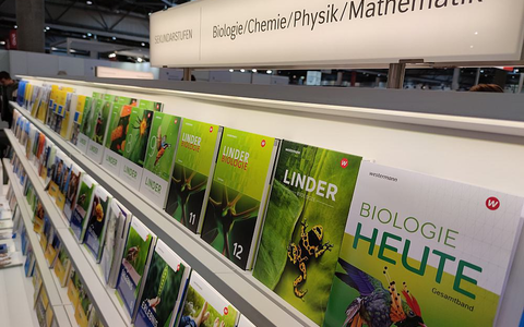 Schulbücher für Naturwissenschaften (Archiv) - Foto: über dts Nachrichtenagentur