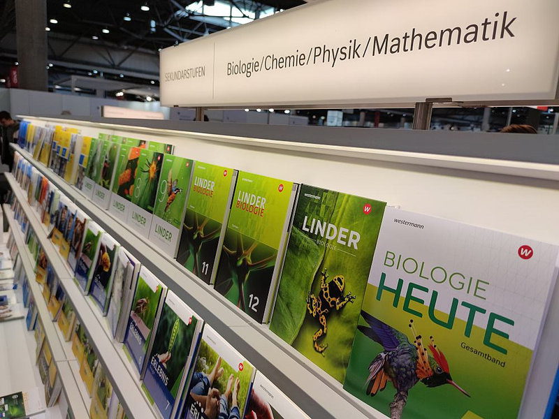 Schulbücher für Naturwissenschaften (Archiv) - Foto: über dts Nachrichtenagentur