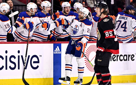Oilers-Center Leon Draisaitl (29) jubelt über ein Tor, für einen Sieg reicht es am Ende nicht. - Foto: Justin Tang/The Canadian Press/AP/dpa