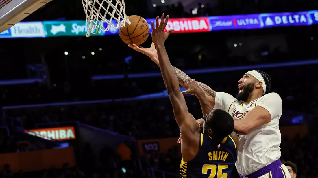 Lakers-Forward-Center Anthony Davis (r) punktet - insgesamt sorgte er für 36 Zähler. - Bild: Etienne Laurent/AP/dpa