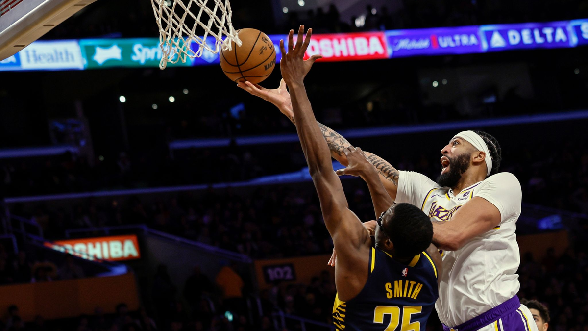 Lakers-Forward-Center Anthony Davis (r) punktet - insgesamt sorgte er für 36 Zähler. - Foto: Etienne Laurent/AP/dpa