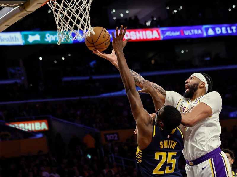 Lakers-Forward-Center Anthony Davis (r) punktet - insgesamt sorgte er für 36 Zähler. - Foto: Etienne Laurent/AP/dpa