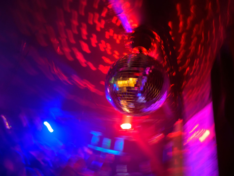 Weniger als die Hälfte der Deutschen ist christlich. Dennoch gelten an Karfreitag weiterhin Verbote wie teilweise das Tanzverbot. - Foto: Jonas Walzberg/dpa