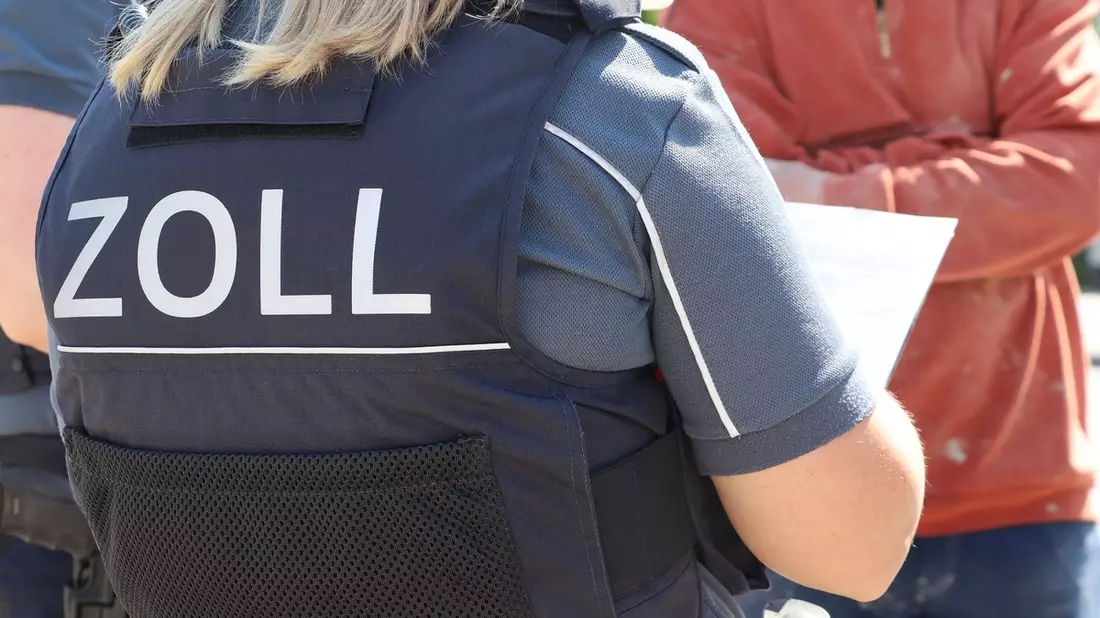 HZA-MS: Zoll trifft elf illegal Beschäftigte auf Glasfaserbaustelle im Kreis Borken an / Nur zwei Bauarbeiter durften auf der Baustelle arbeiten - Bild: presseportal.de