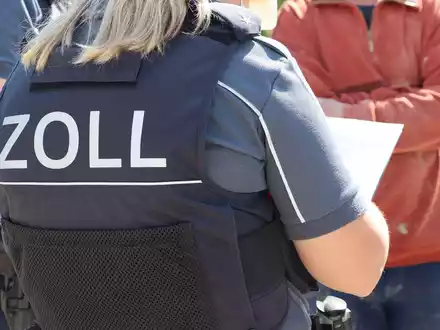 HZA-MS: Zoll trifft elf illegal Beschäftigte auf Glasfaserbaustelle im Kreis Borken an / Nur zwei Bauarbeiter durften auf der Baustelle arbeiten - Foto: presseportal.de