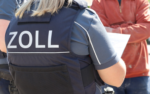 HZA-MS: Zoll trifft elf illegal Beschäftigte auf Glasfaserbaustelle im Kreis Borken an / Nur zwei Bauarbeiter durften auf der Baustelle arbeiten - Foto: presseportal.de