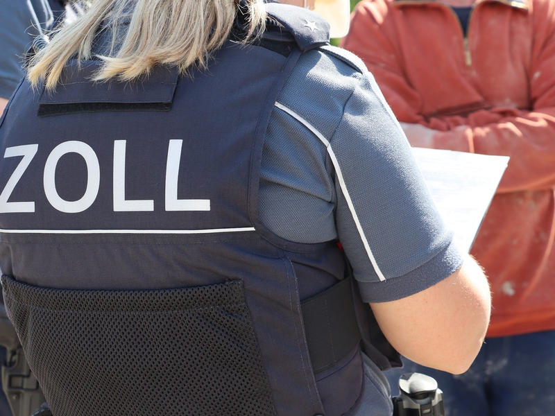 HZA-MS: Zoll trifft elf illegal Beschäftigte auf Glasfaserbaustelle im Kreis Borken an / Nur zwei Bauarbeiter durften auf der Baustelle arbeiten - Foto: presseportal.de