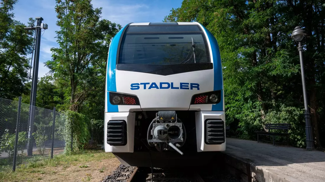 Ein Batterie-Elektrozug des Unternehmens Stadler. - Bild: Christophe Gateau/dpa