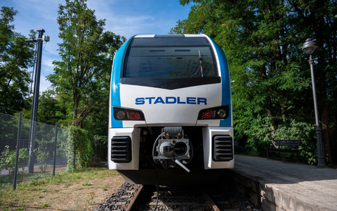 Ein Batterie-Elektrozug des Unternehmens Stadler. - Foto: Christophe Gateau/dpa