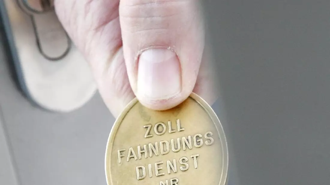ZOLL-S: Luxus-Wohnmobil wird teuer / 146.000 Euro Steuern und Geldstrafe für den Schmuggel eines Expeditionswohnmobil - Bild: presseportal.de