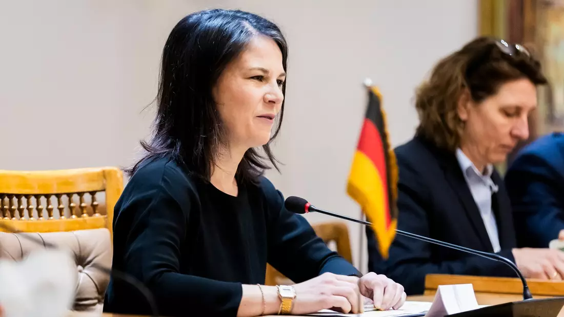 Außenministerin Annalena Baerbock im Gespräch mit ihrem ägyptischen Kollegen Samih Schukri. - Bild: Christoph Soeder/dpa