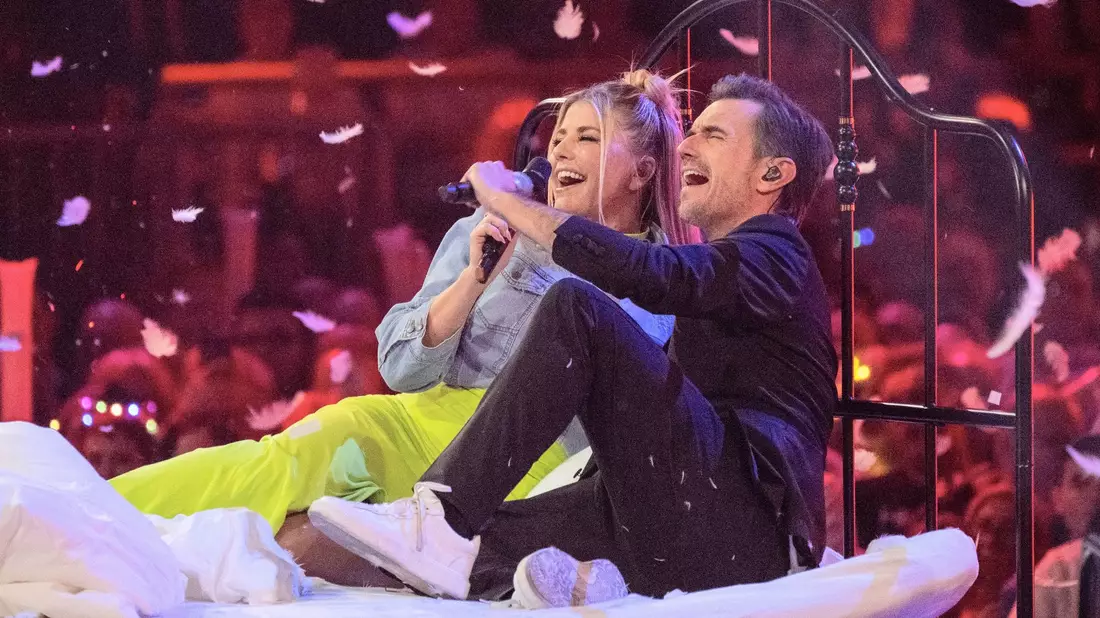 Der Moderator Florian Silbereisen und die Sängerin Beatrice Egli traten Spekulationen über ein mögliches Verhältnis mit dem Song «Das wissen nur wir» entgegen. - Bild: Monika Skolimowska/dpa