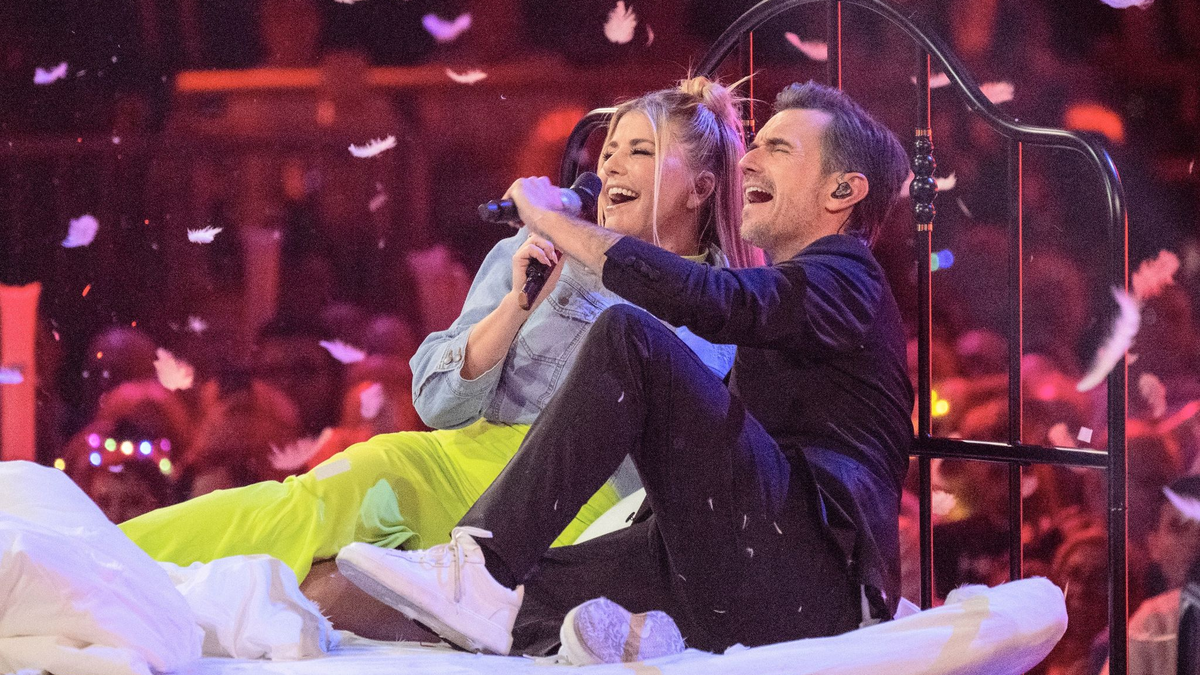 Der Moderator Florian Silbereisen und die Sängerin Beatrice Egli traten Spekulationen über ein mögliches Verhältnis mit dem Song «Das wissen nur wir» entgegen. - Foto: Monika Skolimowska/dpa