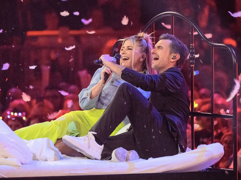 Der Moderator Florian Silbereisen und die Sängerin Beatrice Egli traten Spekulationen über ein mögliches Verhältnis mit dem Song «Das wissen nur wir» entgegen. - Foto: Monika Skolimowska/dpa