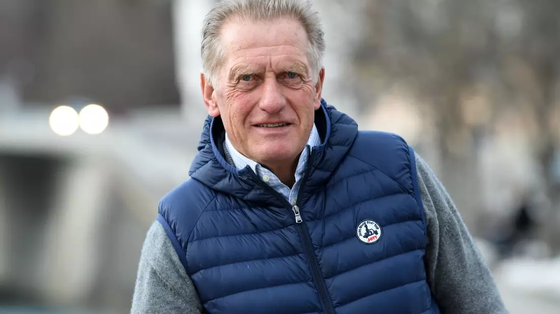 Hans Zach, ehemaliger Eishockey-Bundestrainer, fühlt sich auch mit fast 75 noch «pumperlgsund». - Bild: Sven Hoppe/dpa