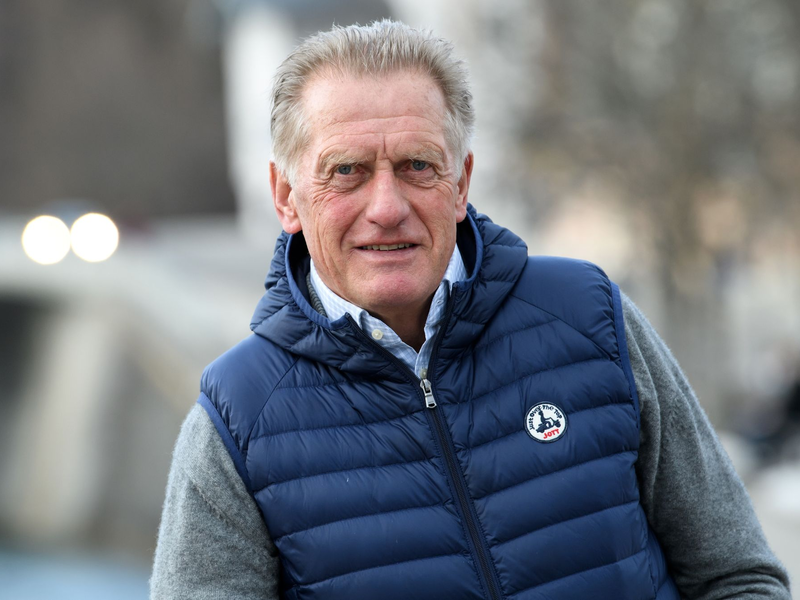 Hans Zach, ehemaliger Eishockey-Bundestrainer, fühlt sich auch mit fast 75 noch «pumperlgsund». - Foto: Sven Hoppe/dpa