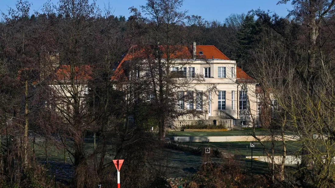 Blick auf ein Gästehaus in Potsdam, in dem AfD-Funktionäre sowie einzelne Mitglieder der CDU und der erzkonservativen Werteunion an einem Rechten-Treffen teilgenommen haben. - Bild: Jens Kalaene/dpa