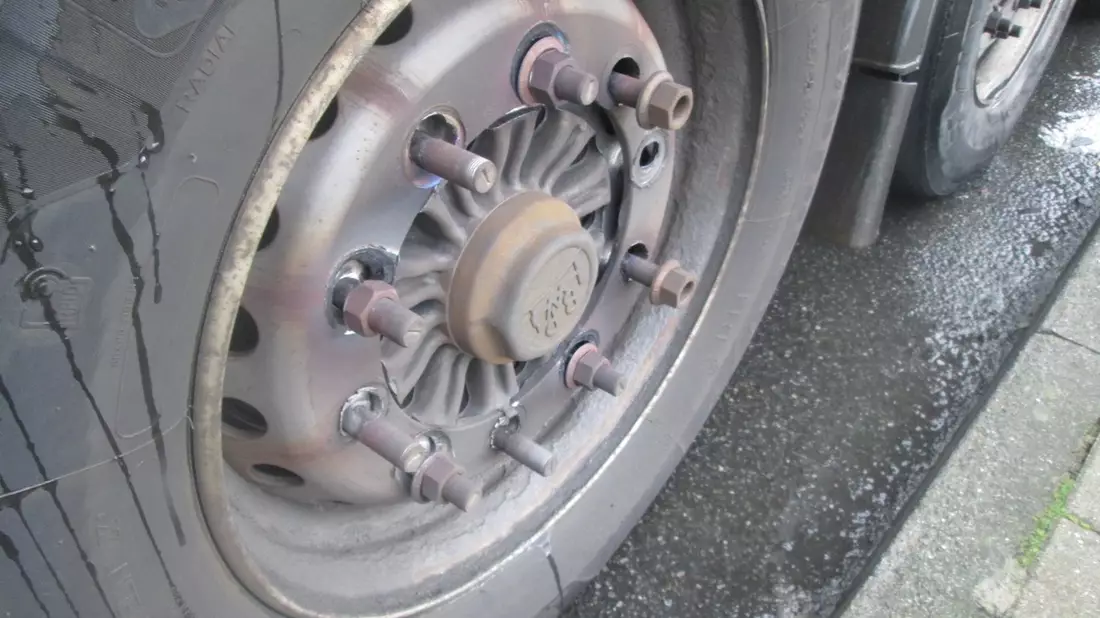 POL-DEL: Autobahnpolizei Ahlhorn: Verkehrsunsicherer Sattelzug auf der Autobahn 1 im Bereich der Gemeinde Harpstedt gestoppt - Bild: presseportal.de